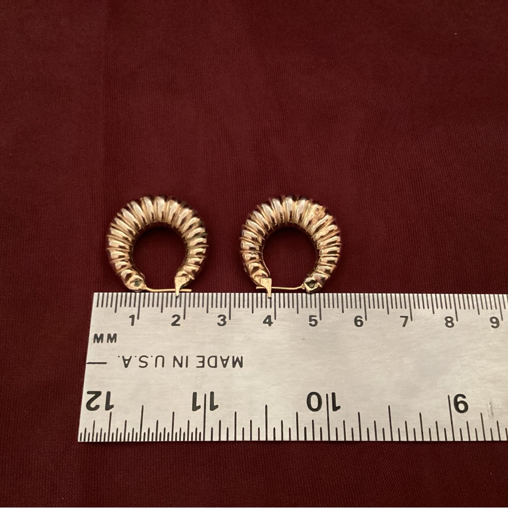 Gold Hoop Ribbed Design Earrings - Picture 5 of 7